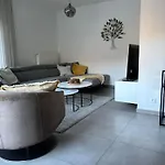Cedrien Met Terras Apartamento